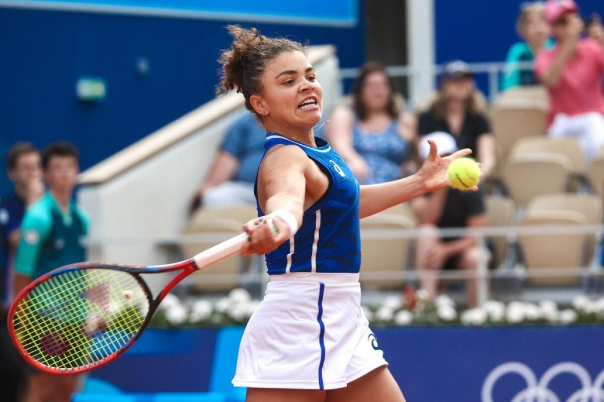 Paolini debutta alle Wta Finals battendo Rybakina in due set - 