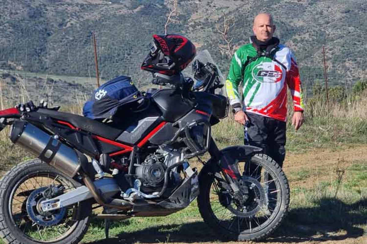 Duecento motociclette attese per il "Maxi Enduro" tra i sentieri del territorio - Nella foto grande: Oscar Ruvio, promotore del Maxi enduro.