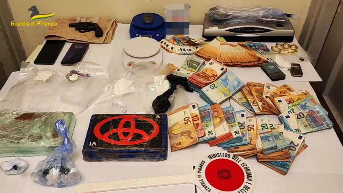 Sequestrati 2.5 chili di cocaina ed un revolver, tre arresti a Gela - 