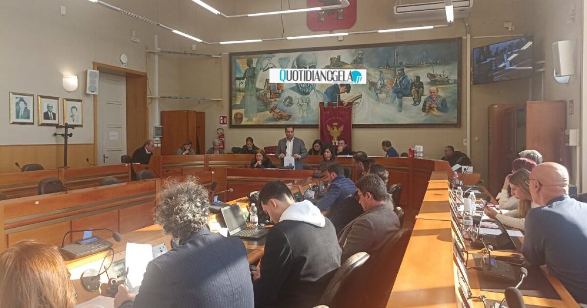 Sindaco e maggioranza vanno oltre i revisori, sì ai debiti: Orlando, "minoranza assente" - 