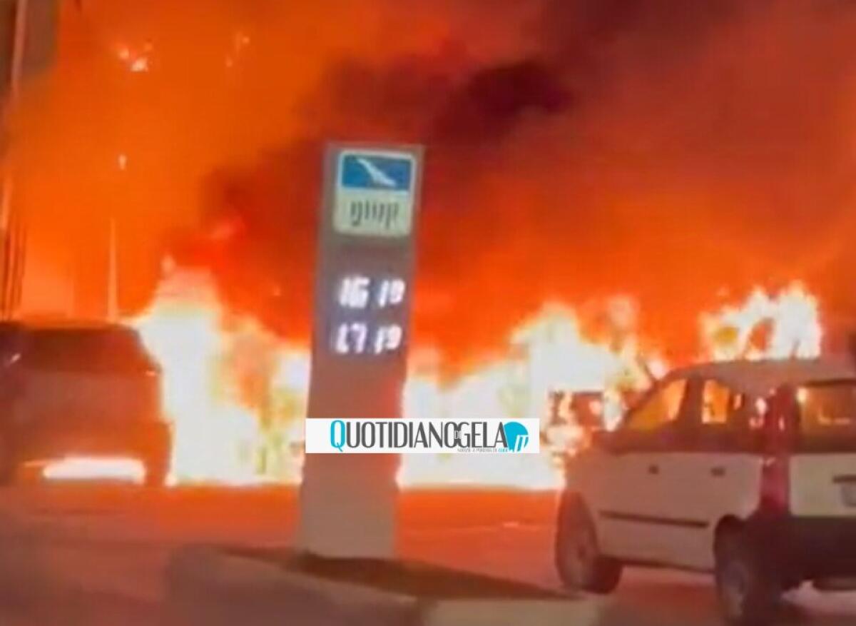 Rogo in via Generale Cascino, l'incendio è doloso: paura tra i residenti della zona - 