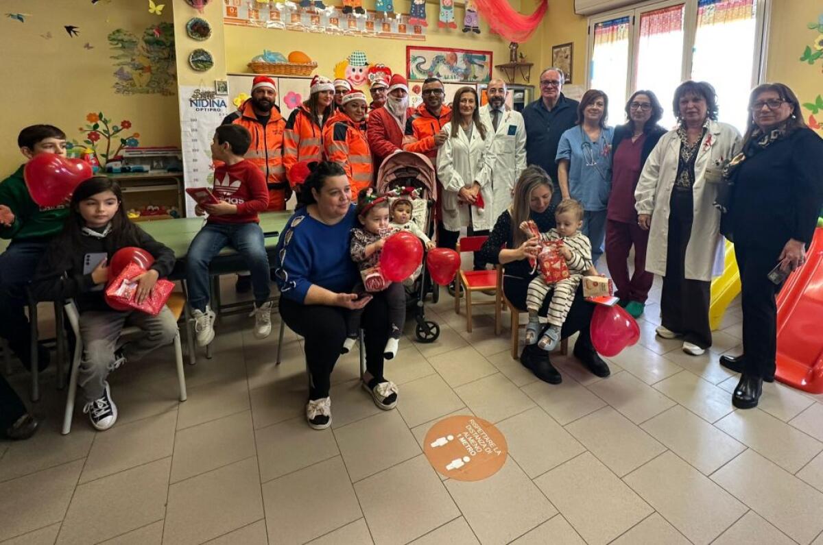 Volontari portano in corsia la magia del Natale - 