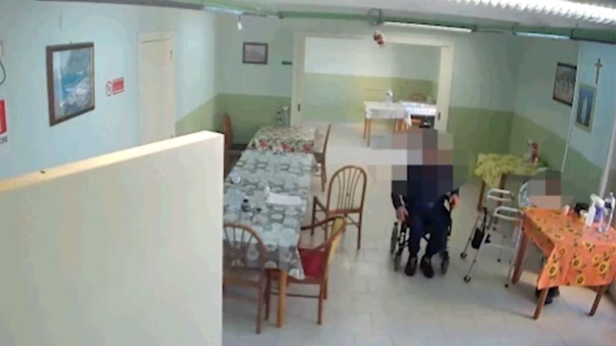 Gli anziani più fragili venivano legati, arresti in una struttura di assistenza - 