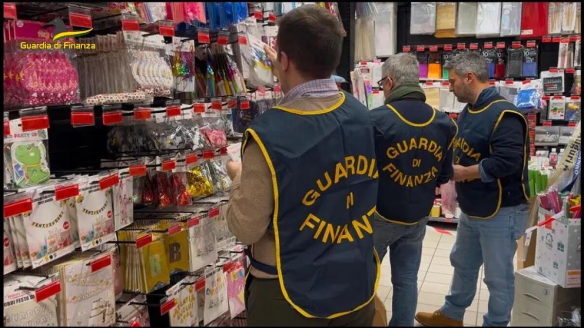 Milano, maxi sequestro di 47 mln di addobbi per feste non certificati - 