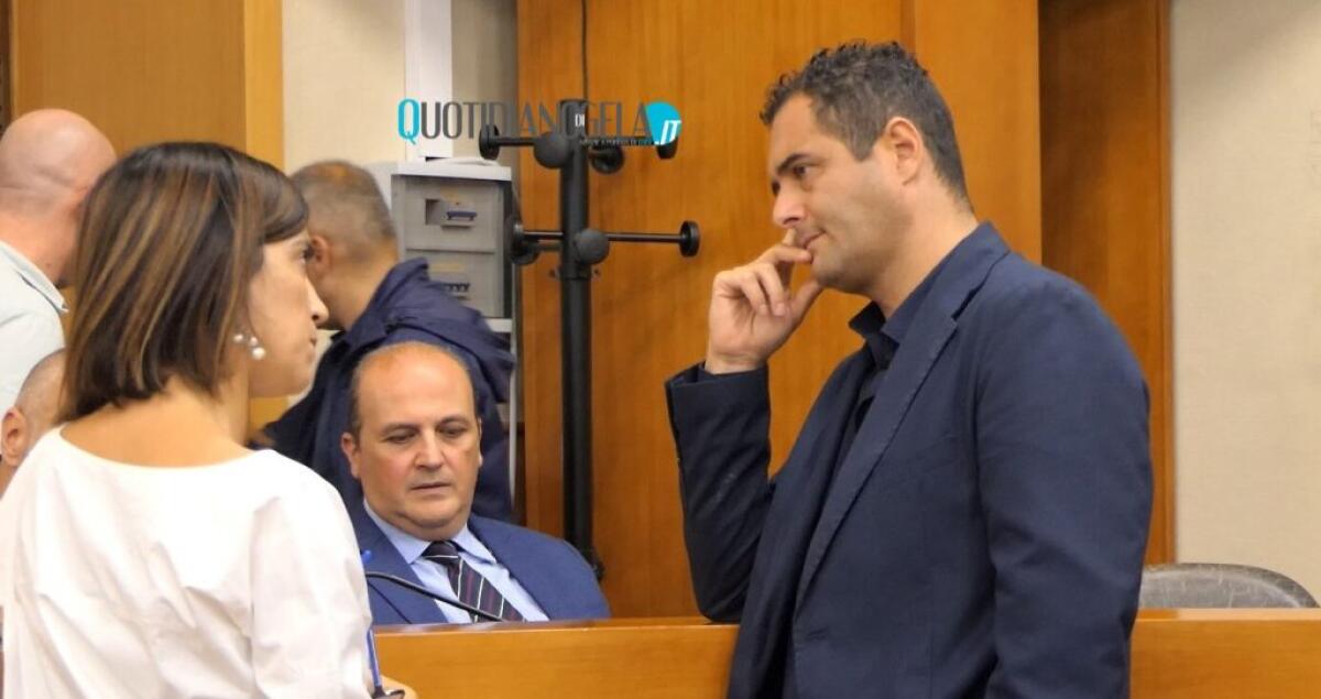 Dissesto, ok alle somme di cassa destinate alla commissione straordinaria per il pagamento dei debiti - Di Stefano insieme ad alcuni assessori