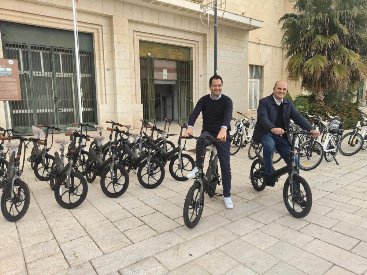 Nei magazzini per anni, ora le bici elettriche a servizio dei comunali: "Diamo l'esempio" - 