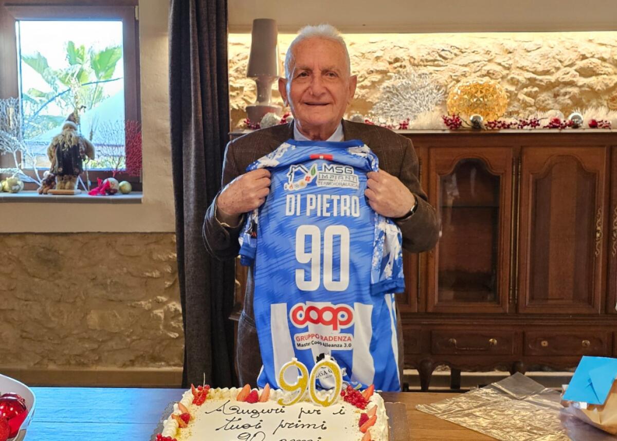 Nonno Rosario compie 90 anni, il Gela gli regala la maglia: "niente serie A, amo solo il biancazzurro" - 
