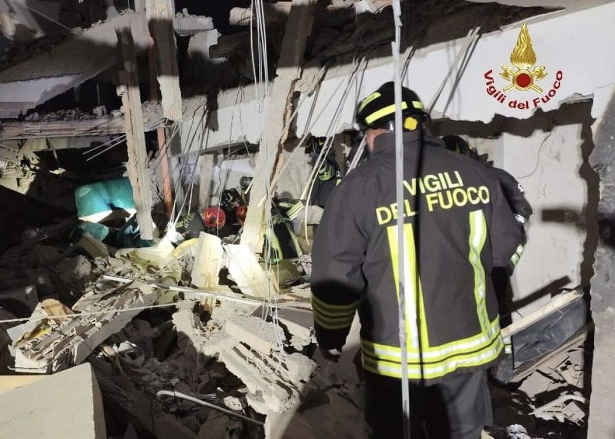 Esplosione in una villetta ad Aprilia, nonna e nipote estratte senza vita - 