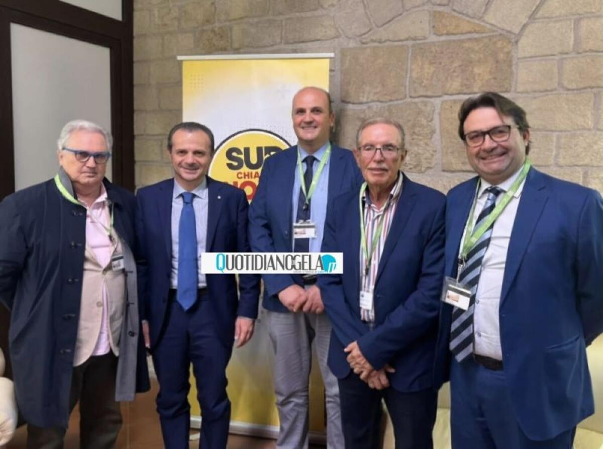 Programmazione territoriale ed eventi, "da Sud chiama Nord in finanziaria fondi per la città" - Il gruppo di "Sud chiama Nord" insieme a De Luca