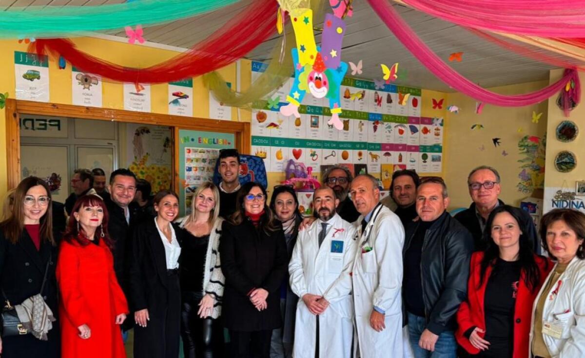Doni ai piccoli pazienti di pediatria, i consiglieri comunali in corsia: "Diamo un po' di gioia" - 