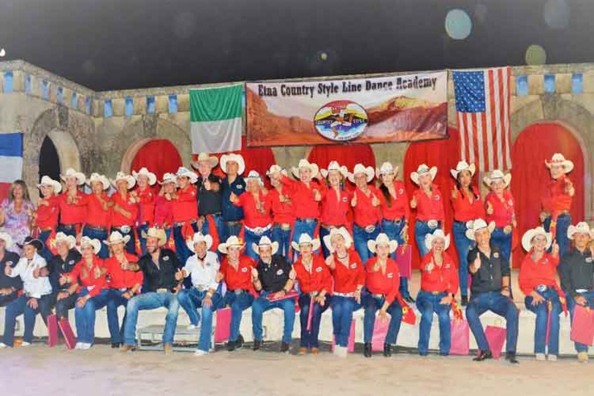 Siracusa tempio dell'ippica: balli, musica country e gare di trotto e galoppo -