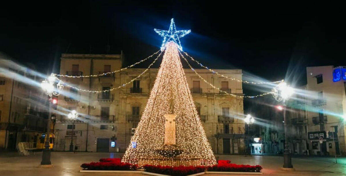 In piazza Umberto I l'accensione dell'albero di Natale, tre giorni di eventi e iniziative -
