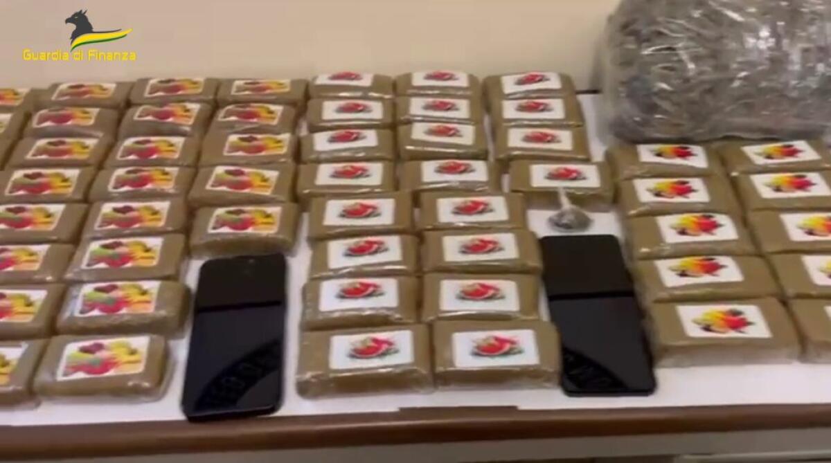 Sei chili di hashish e un chilo di marijuana, arrestato un giovane: controlli a Cantina Sociale - 