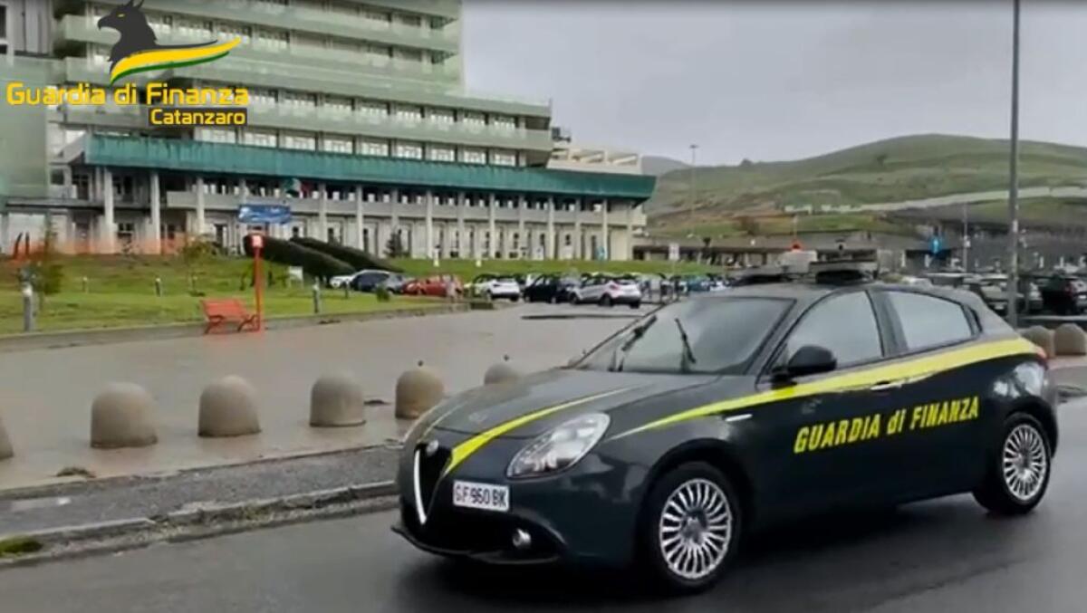 Ispezioni pilotate e truffa, arrestati docenti e dirigenti Asp Catanzaro -
