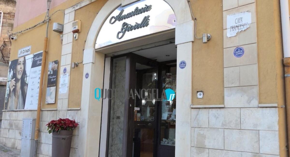 Tentata rapina alla gioielleria di via Crispi, giovane ai domiciliari: ha ammesso i fatti - 