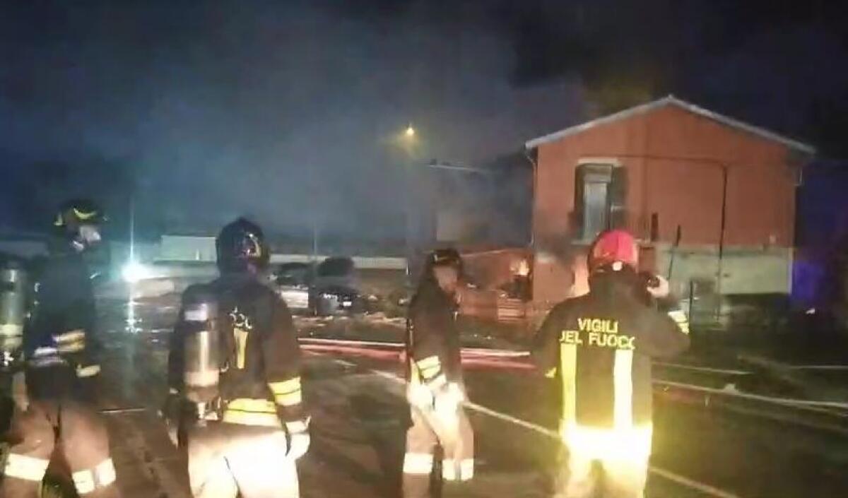 Esplosione per una fuga di gas a Catania, 14 feriti. Si scava tra macerie - 