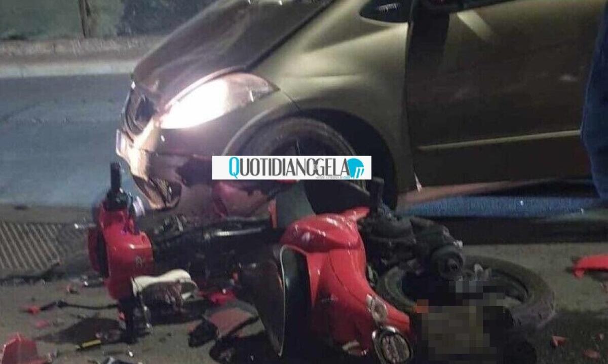 Schianto in via Borromini, impatto violento tra un'auto e uno scooter: feriti in ospedale -