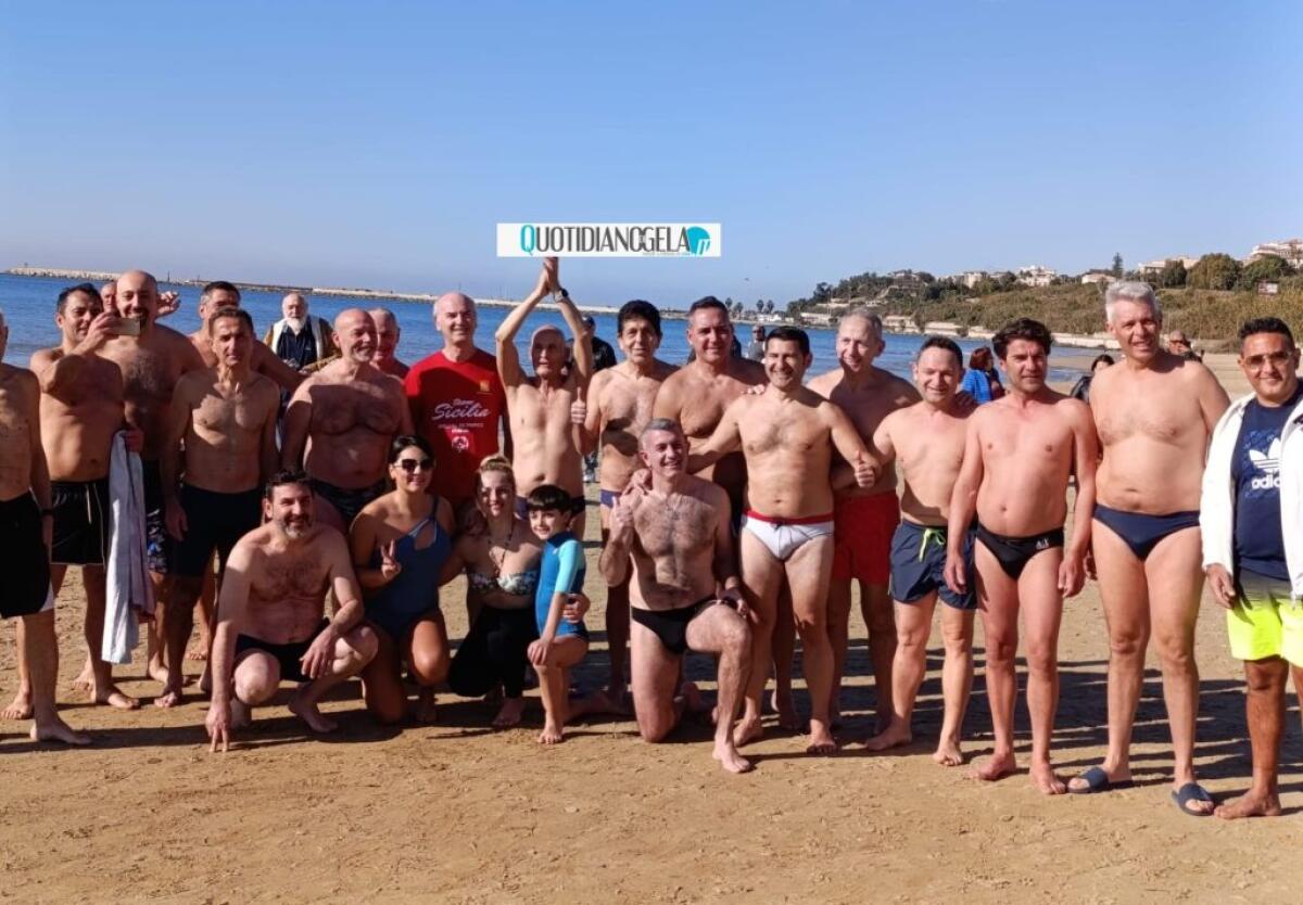 Primo tuffo in mare del 2025, si rinnova la tradizione degli appassionati - 