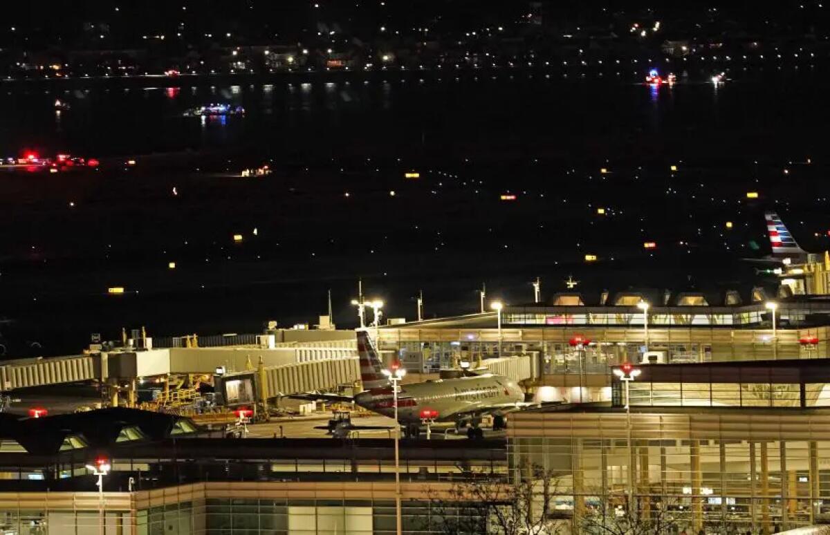 A Washington aereo si scontra con elicottero militare, diversi morti -