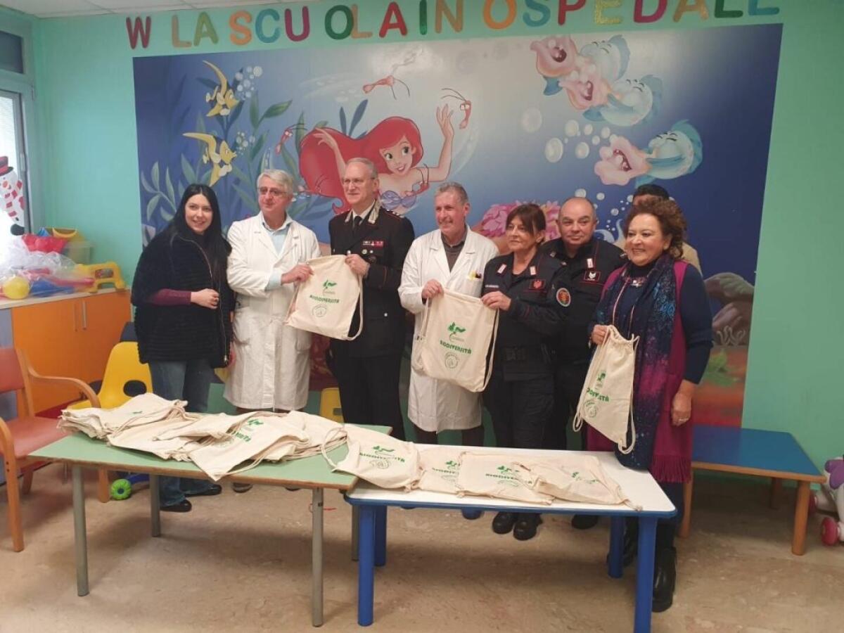 Doni dei Carabinieri ai bimbi ricoverati al Garibaldi Nesima di Catania - 
