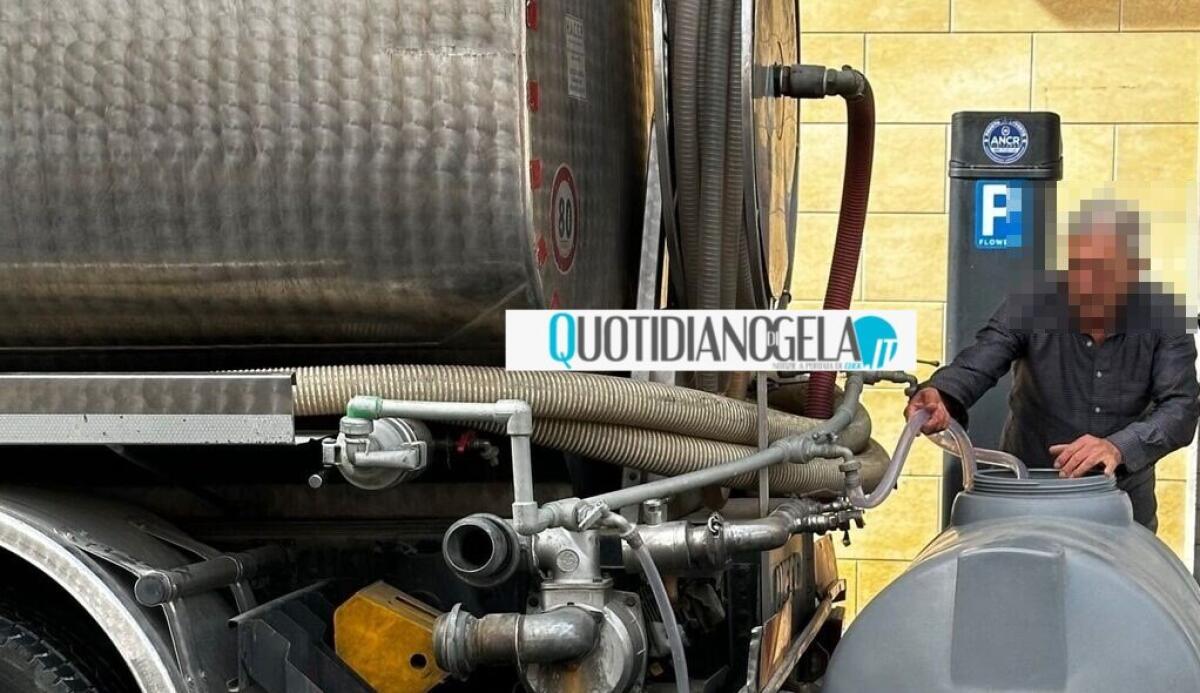 Crisi idrica, i pm nisseni aprono un'indagine: riflettori su gestione e qualità dell'acqua - Un cittadino si rifornisce dall'autobotte