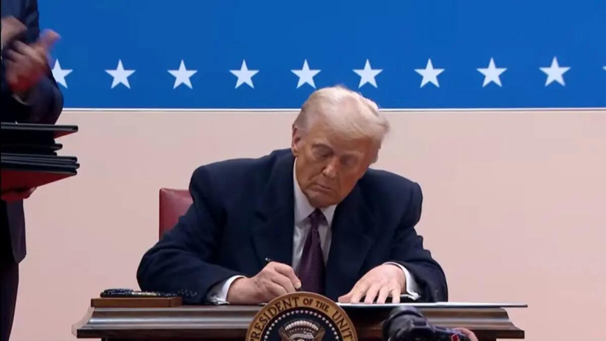 Trump firma i primi provvedimenti e grazia gli assalitori di Capitol Hill -