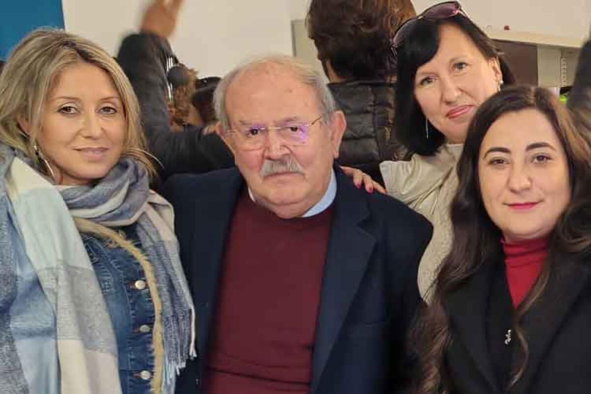 Enaip, opportunità di formazione per Assistenti familiari: corsi gratuiti con indennità - Nella foto: Il direttore dell'Enaip, Giuseppe Garufo, con alcune allieve. 