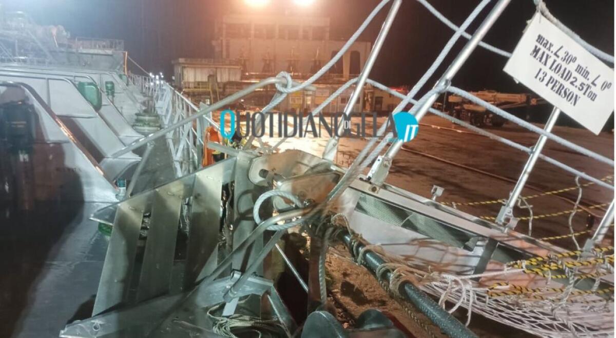 Incidente sul lavoro al porto isola, cede scaletta: operatore guardiafuochi in ospedale - 