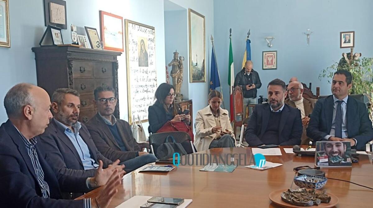 Area di crisi, via libera alla presa d'atto per il rinnovo: Di Stefano ha incontrato Lorefice - Di Stefano insieme a dviersi alleati