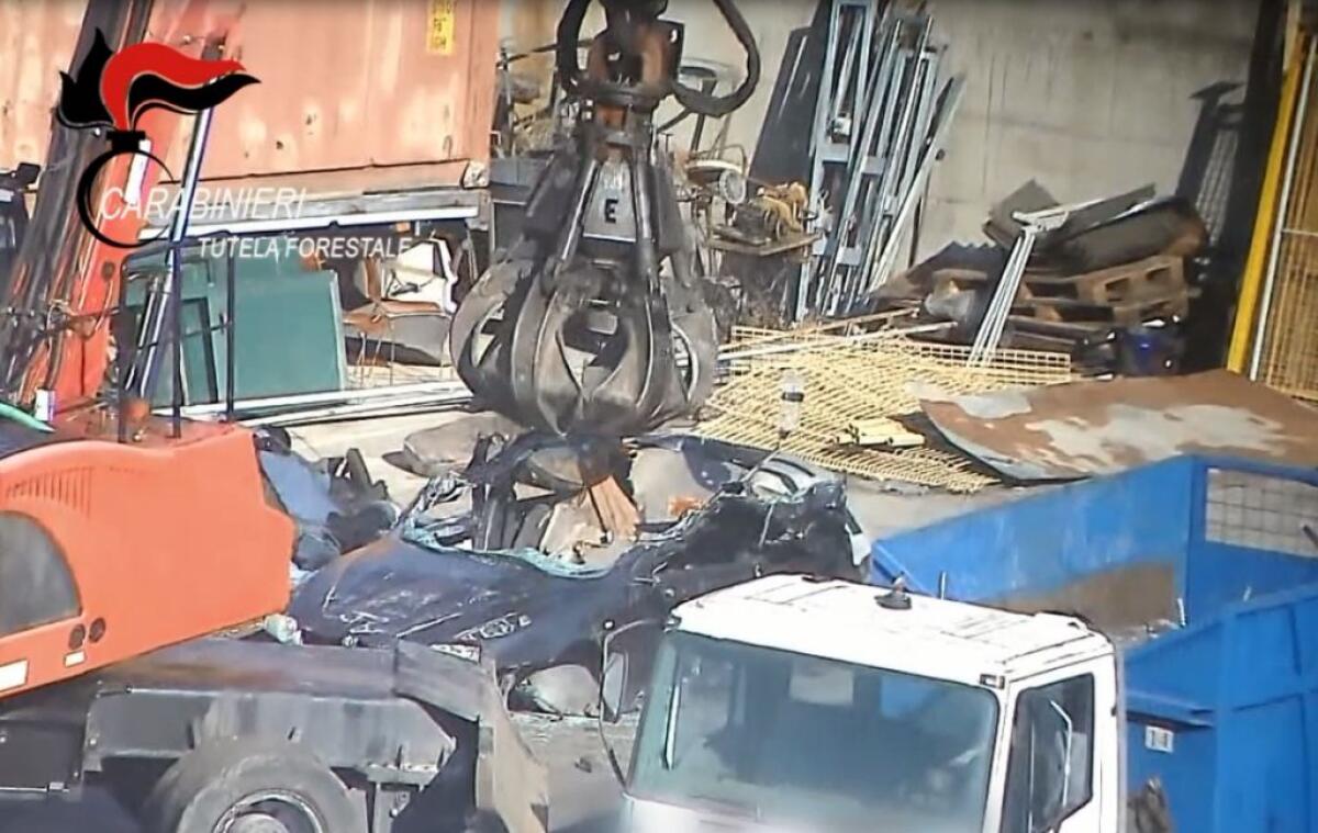 Smaltivano rifiuti pericolosi, sequestri nel reggino e otto indagati - 