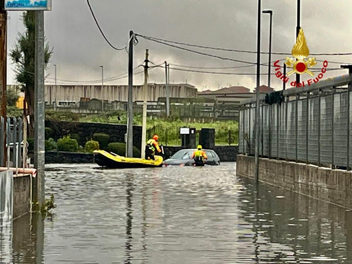 Allagamenti e disagi per il maltempo nel Catanese, scuole chiuse in molti comuni -