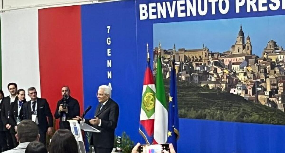 Mattarella in visita a Militello in Val di Catania: Di Stefano tra i sindaci presenti all'iniziativa - Il presidente Mattarella durante la visita (foto Caltagironeoggi.it)