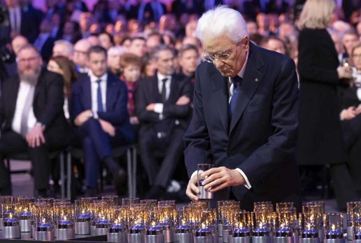 Mattarella ad Auschwitz depone una candela per le vittime - 