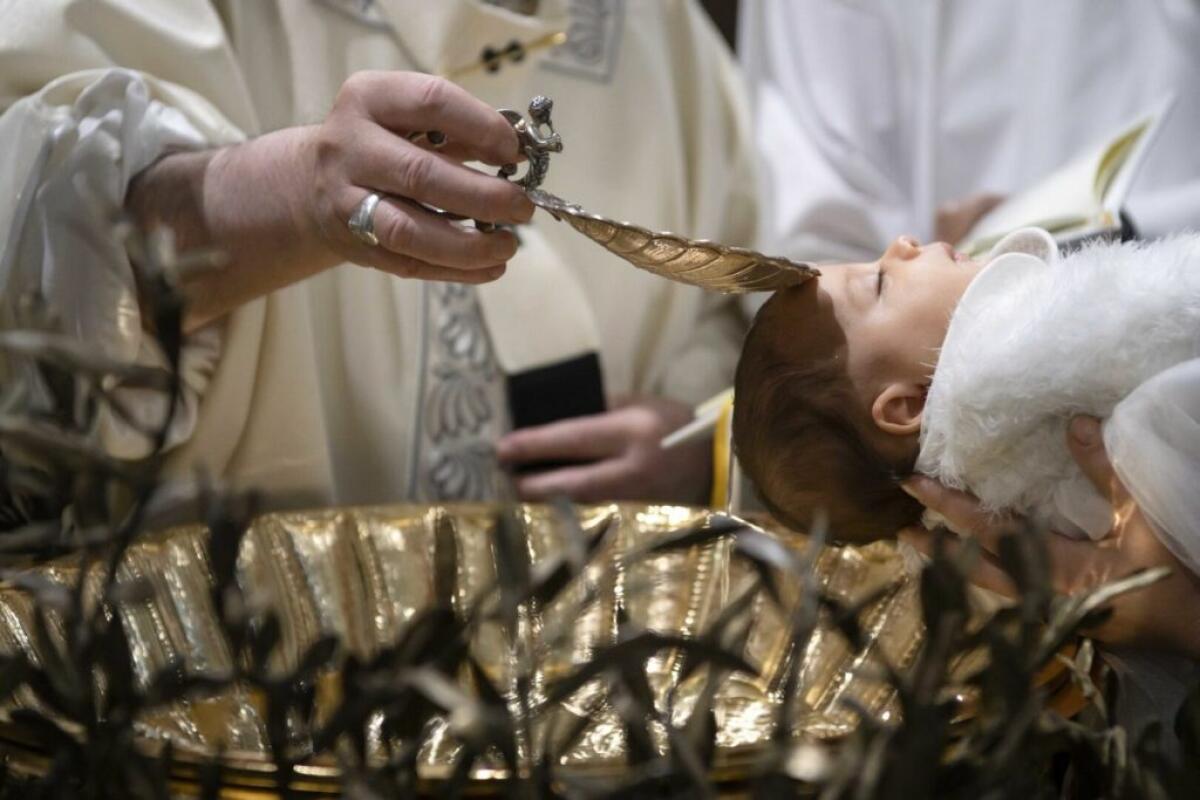 Papa Francesco battezza 21 bambini nella Cappella Sistina - 