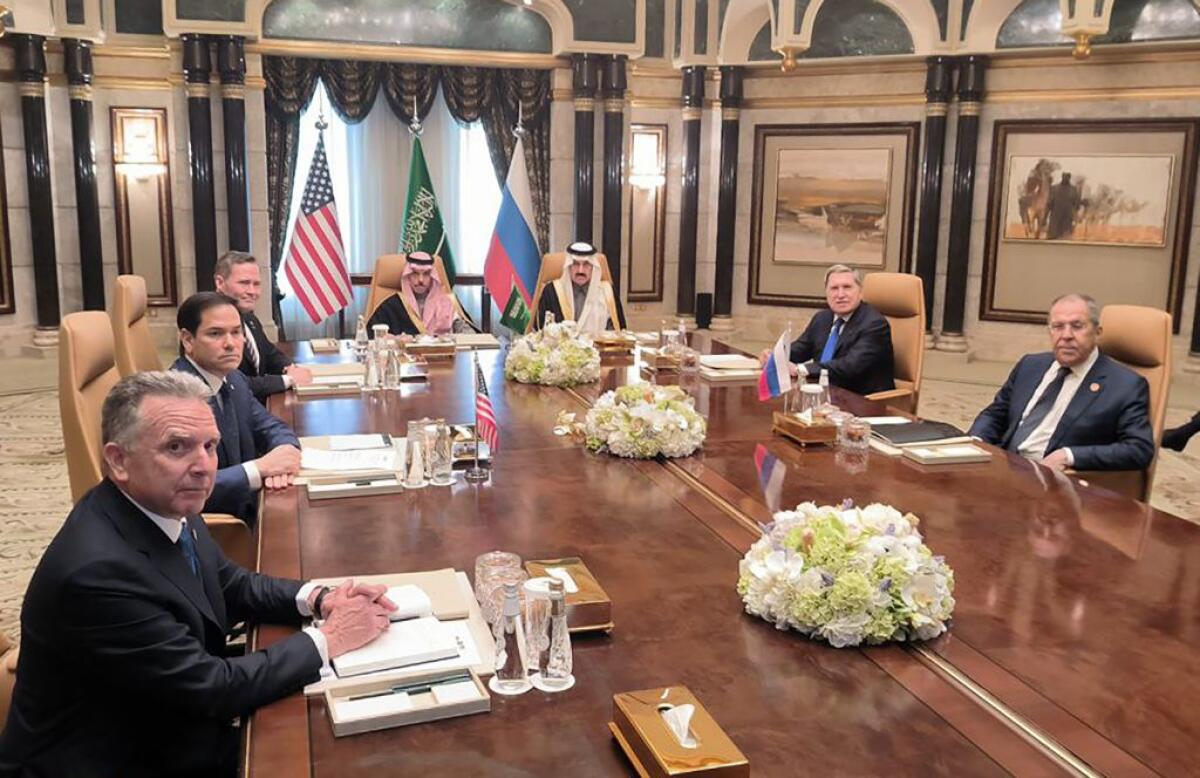 Ucraina, al via a Riad i colloqui tra Usa e Russia - 