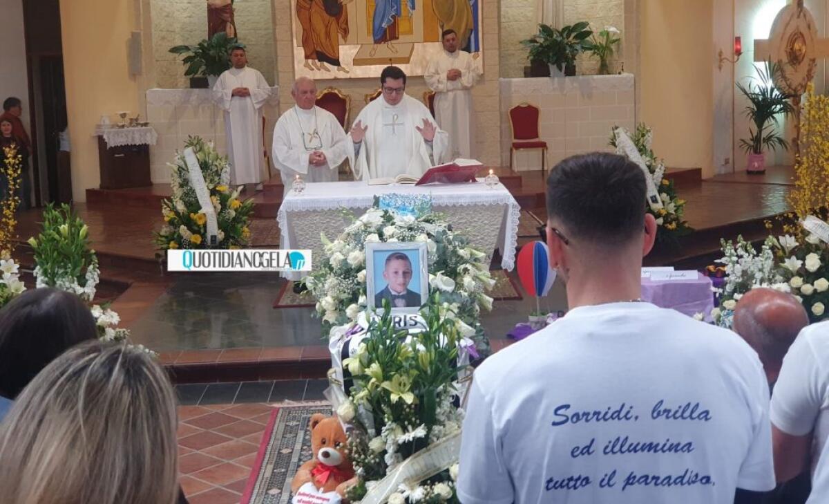 L'ultimo saluto a Loris, un angelo volato in cielo: migliaia ai funerali -