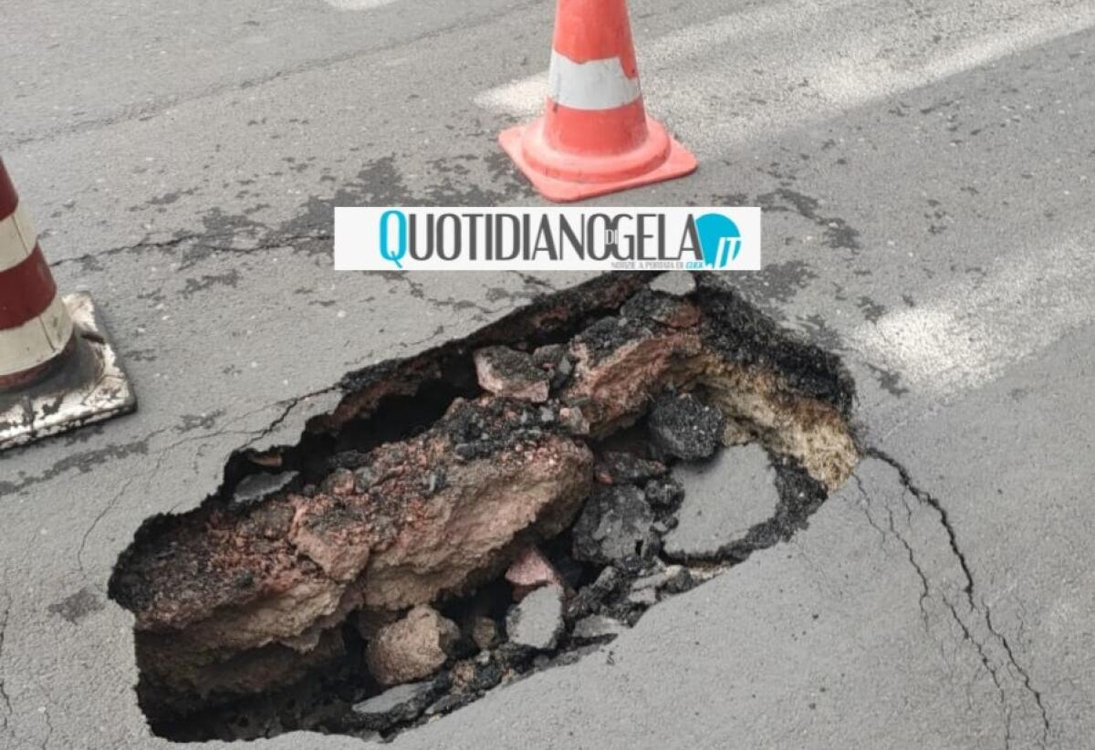Falla in strada a Caposoprano, auto finita dentro la buca - 