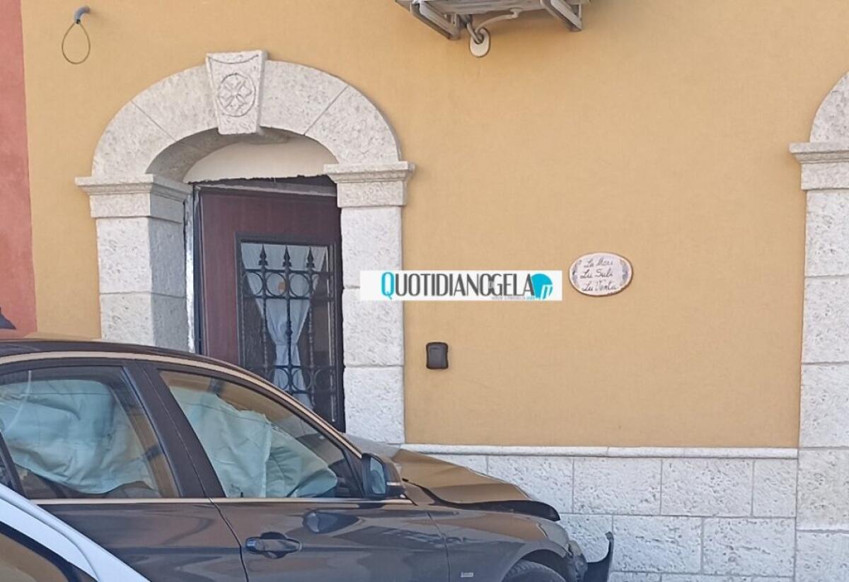 Auto contro l'ingresso di un b&b, incidente a ridosso del lungomare -