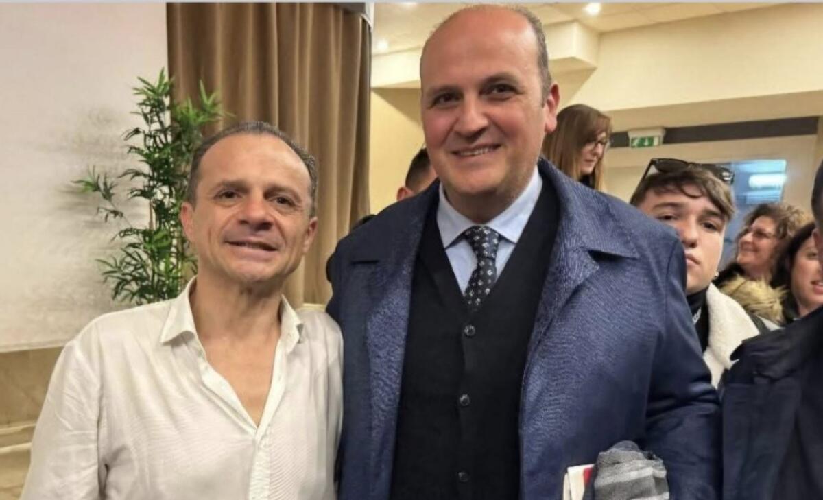 De Luca elogia Schifani e si allontana da Di Paola, all'assemblea la delegazione locale - De Luca e Franzone