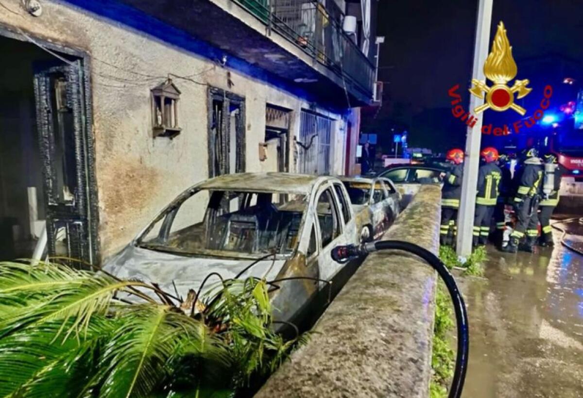 Palermo, tre persone intossicate e 20 evacuate per auto in fiamme -