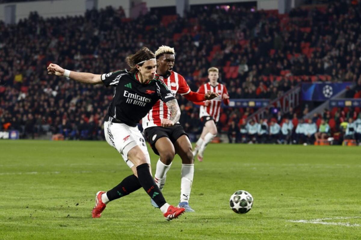 L’Arsenal ne fa sette in casa Psv, in gol anche Calafiori -