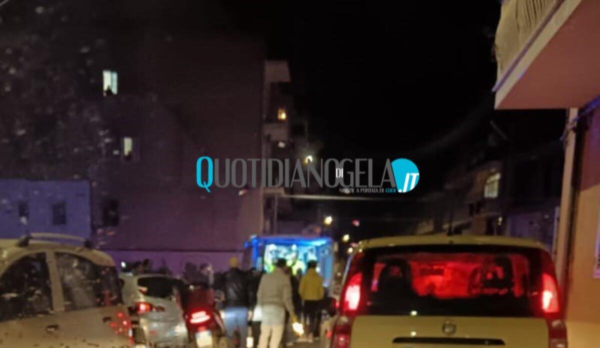 Schianto in via Borromini, scooter contro auto: un ferito in ospedale -