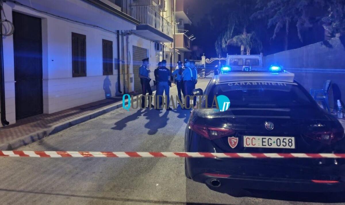 Uccise la madre, "incapace di intendere e di volere": chiuso incidente probatorio per Tinnirello - Le forze dell'ordine in via Vitali