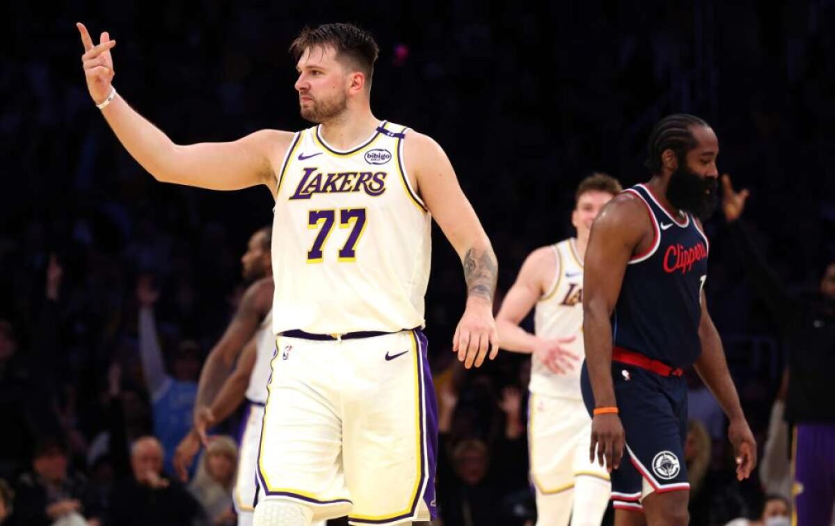 Lakers vincono derby coi Clippers, Boston torna a sorridere -