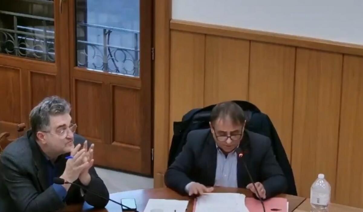 "Faraci prepara un governo di famiglia, ha tradito", ex alleati: "Venga in consiglio a dimettersi" -