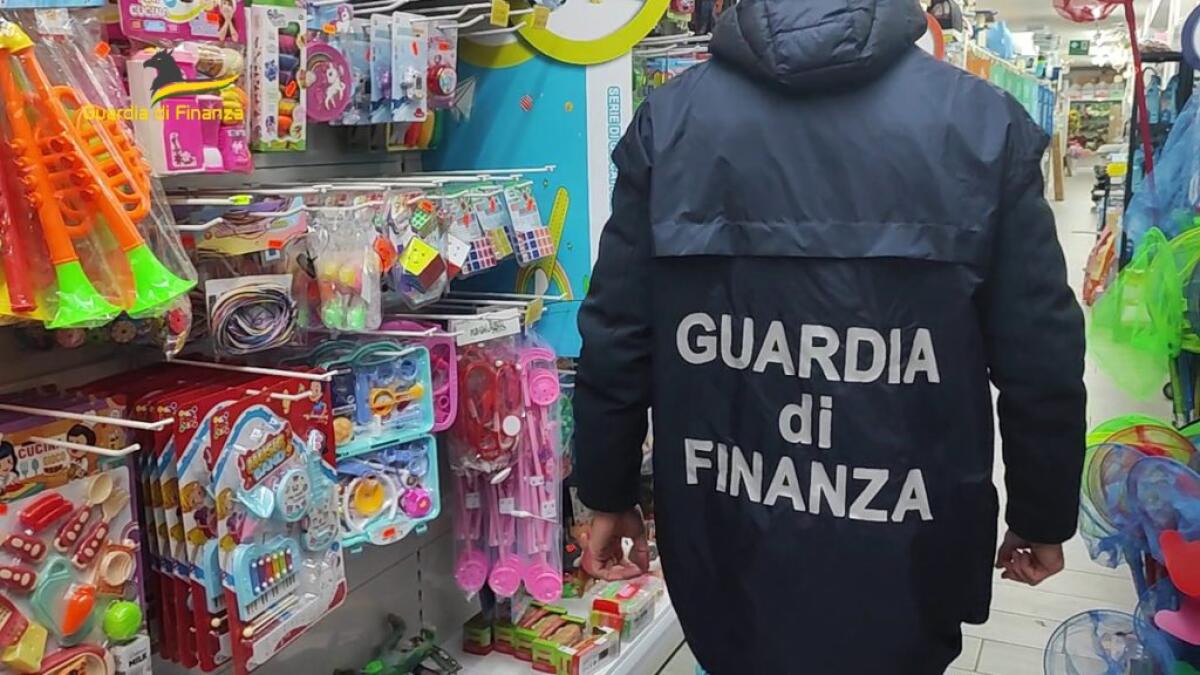 Altri prodotti non sicuri, nuovo sequestro: quattrocentomila non a norma - 