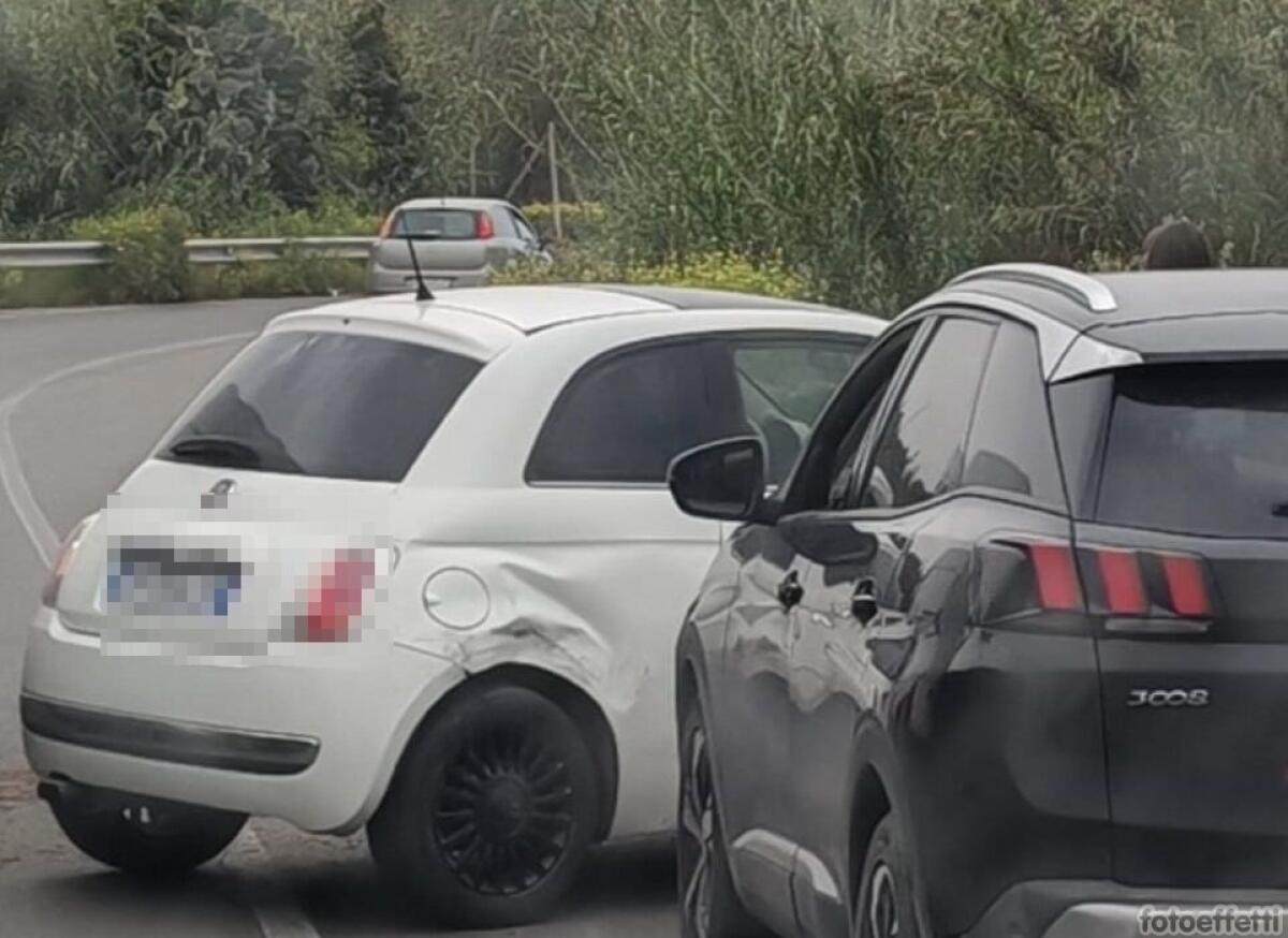 Incidente sulla Gela-Vittoria, una Fiat 500 contro un guard rail -