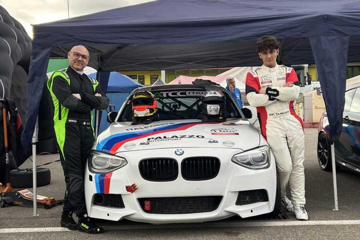 Bmw One Cup Series: Massimo Caci terzo all'esordio sotto la pioggia al Mugello - Nella foto: Massimo Caci (a sinistra) e Alessandro Palazzo in posa con la Bmw M1 del trofeo monomarca One Cup Series.
