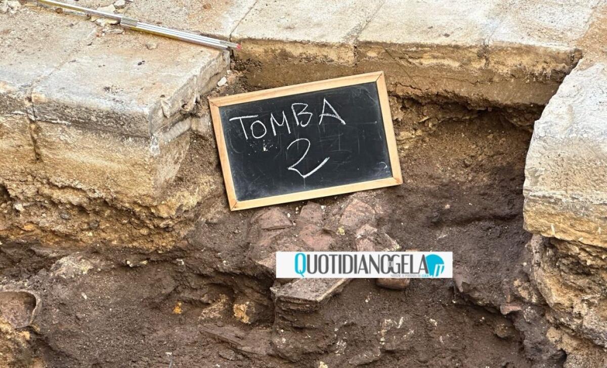 In via Sammito riaffiorano resti di due tombe: forse una nuova necropoli arcaica -