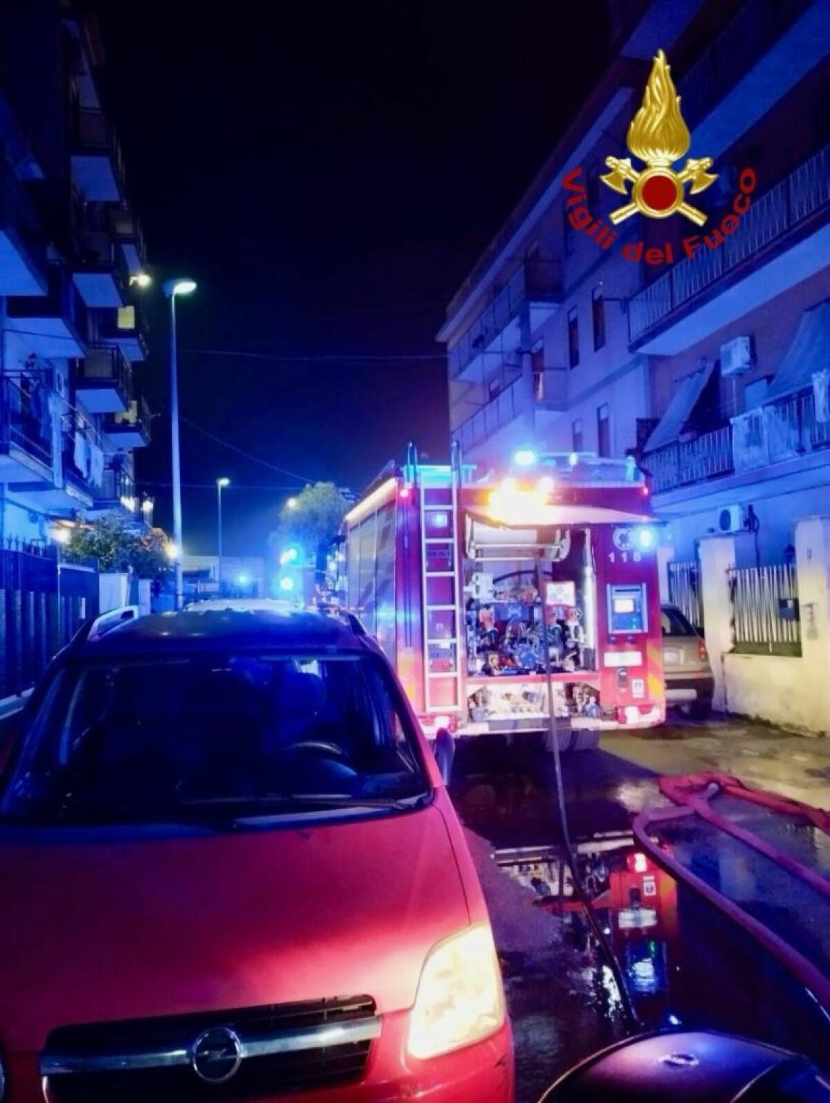 Incendio nella notte a Palermo, una persona ustionata - 
